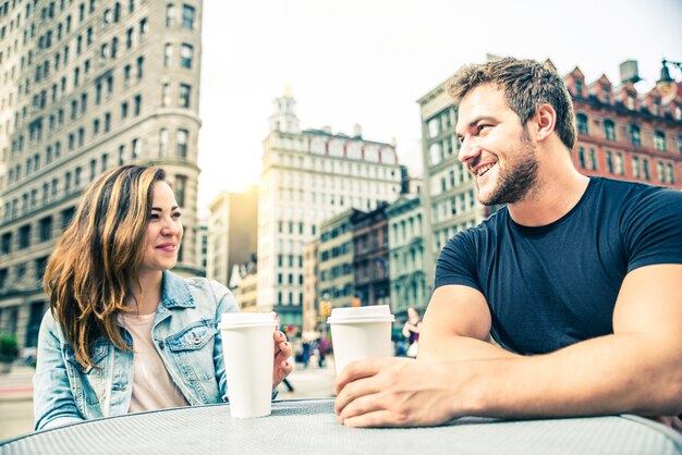 Casal em um bar ao ar livre