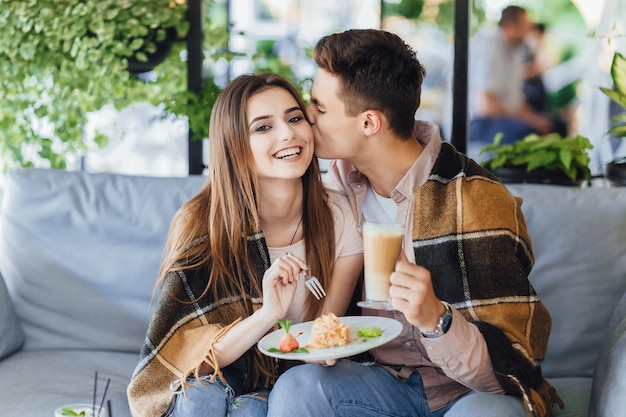 casal em um café