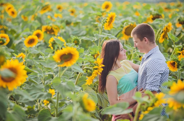 Casal em um campo de girassóis