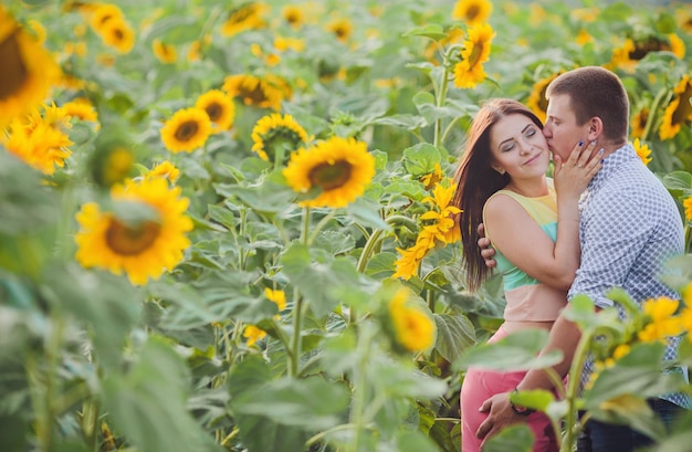 Casal em um campo de girassóis