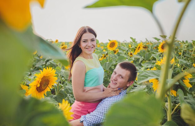 Casal em um campo de girassóis