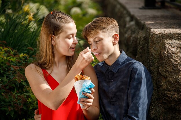 Casal em um encontro romântico tomando sorvete.