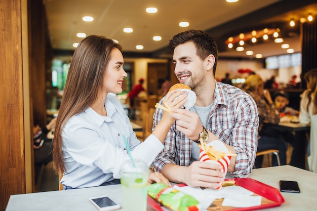 Casal em um restaurante de fast food