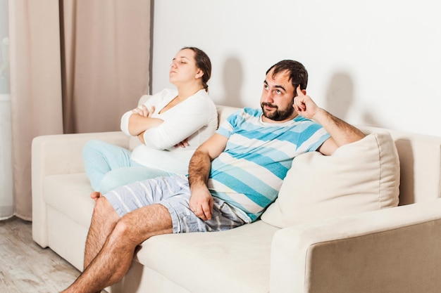 Casal em uma briga. Homem e mulher brigam e não querem se falar.