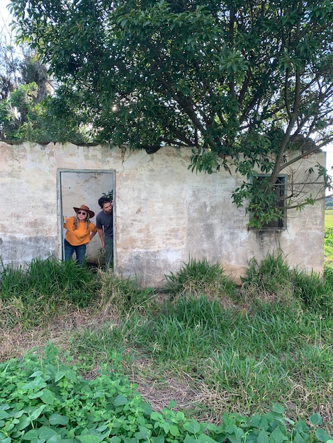 Foto casal em uma casa abandonada em uma fazenda noo brasil