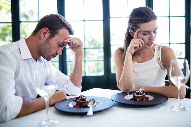 Casal em uma discussão em um encontro