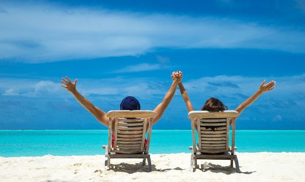 Casal em uma praia tropical nas Maldivas