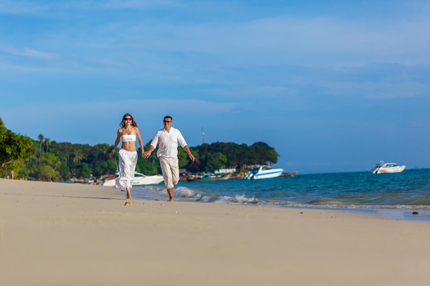 Casal em uma praia tropical