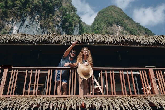 Casal em uma viagem de lua de mel