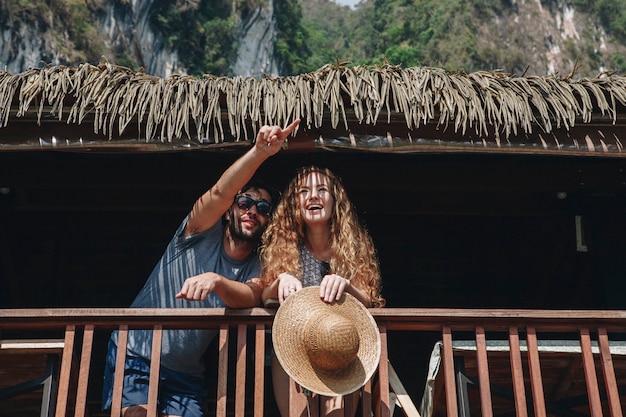 Casal em uma viagem de lua de mel