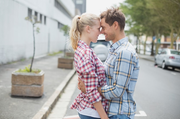 Casal em xadrez camisas e denim abraçando-se