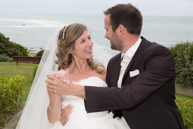 Casal encantador recém-casado feliz por estar juntos