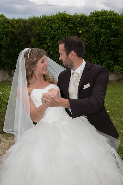 Casal encantador recém-casado feliz por estar juntos