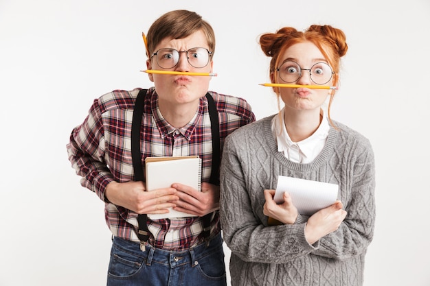 Casal engraçado de nerds da escola fazendo careta