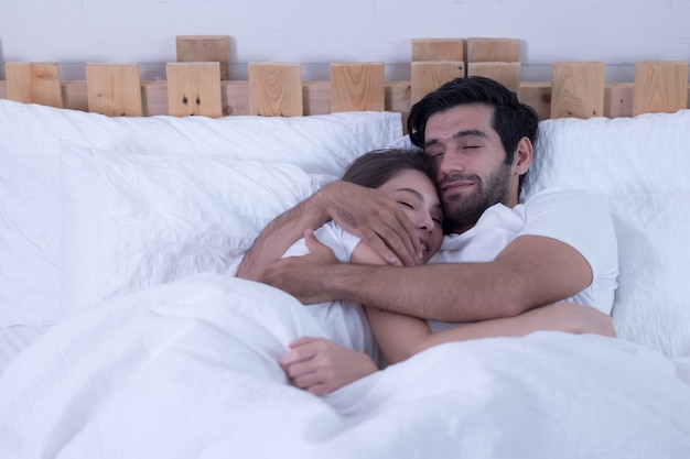 Casal engraçado na cama