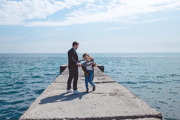 Casal engraçado perto do mar