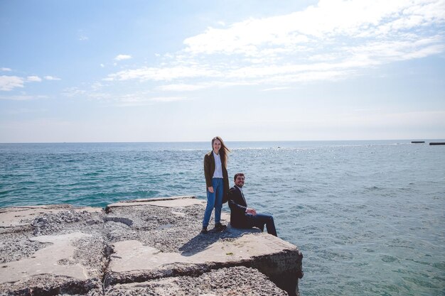 Casal engraçado perto do mar