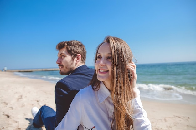 Casal engraçado perto do mar