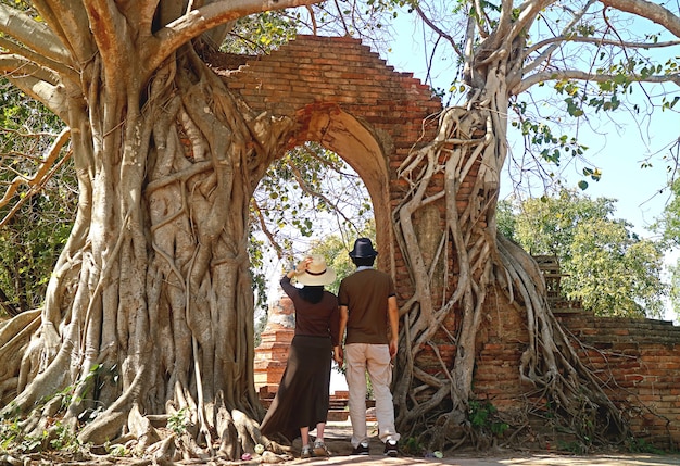 Casal entrando no incrível GATE OF TIME das ruínas do templo Wat Phra Ngam em Ayutthaya, Tailândia