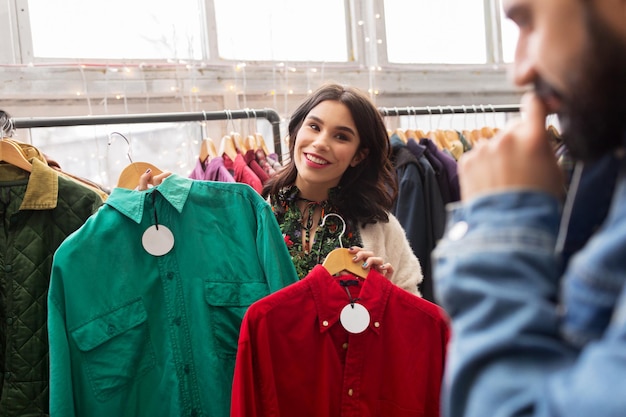 casal escolhendo roupas em loja de roupas vintage