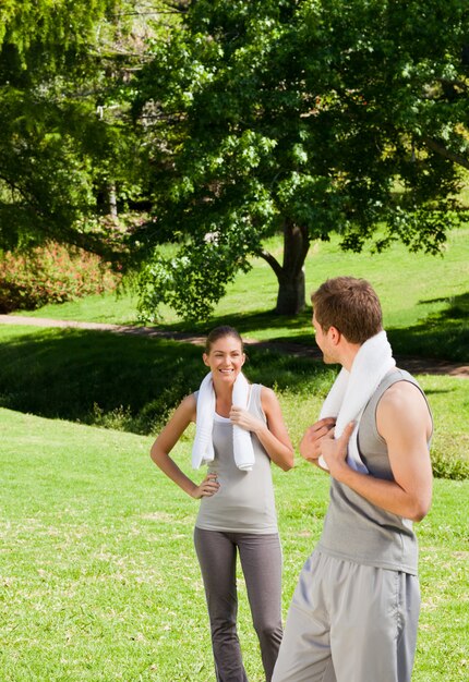 Casal esgotado no parque