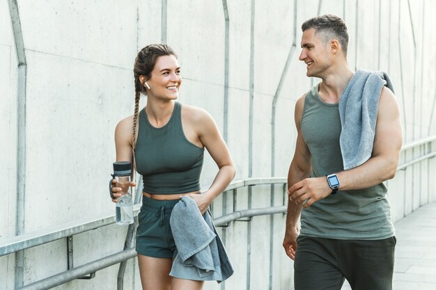 Casal esportivo está caminhando pela cidade depois de fazer exercícios ou correr w