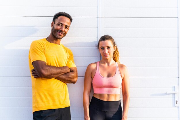 Casal esportivo multiétnico treinando ao ar livre