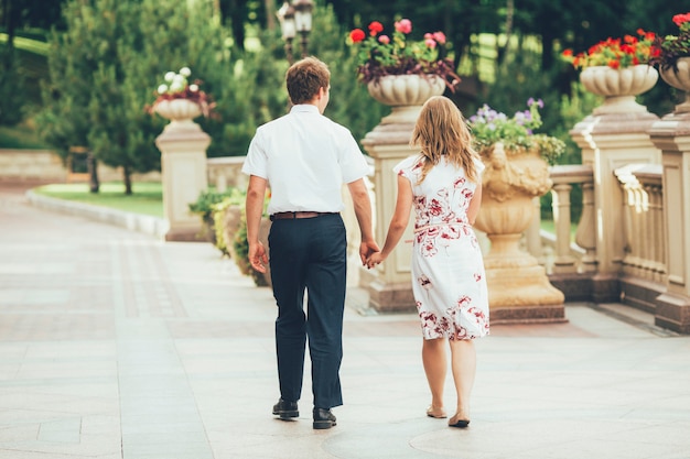 Casal está andando de mãos dadas