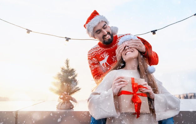 Casal está comemorando o Natal