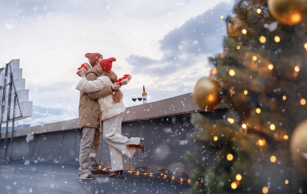 Casal está comemorando o natal