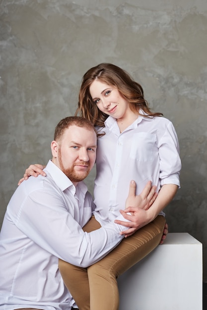 Casal está esperando um bebê. Gravidez