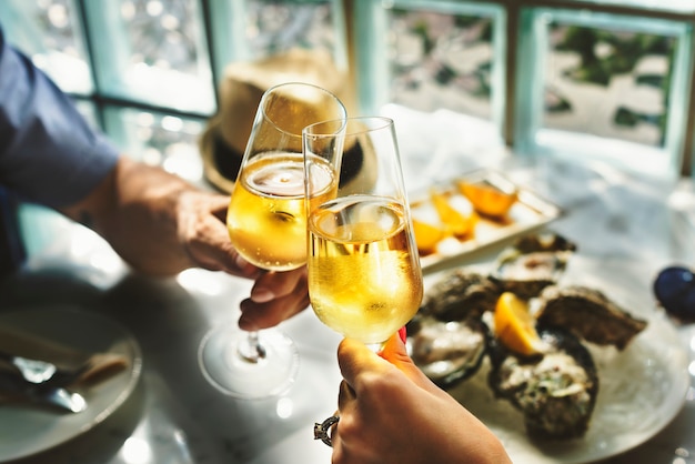 Casal está namorando em um restaurante