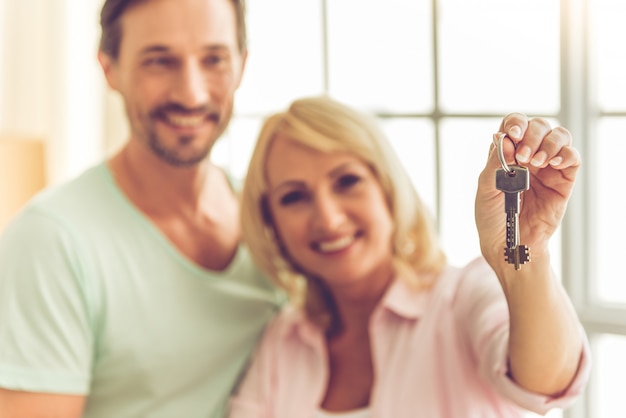 Casal está sorrindo enquanto se muda para o novo apartamento