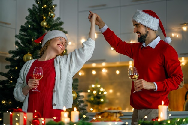 Casal está tendo o jantar de Natal