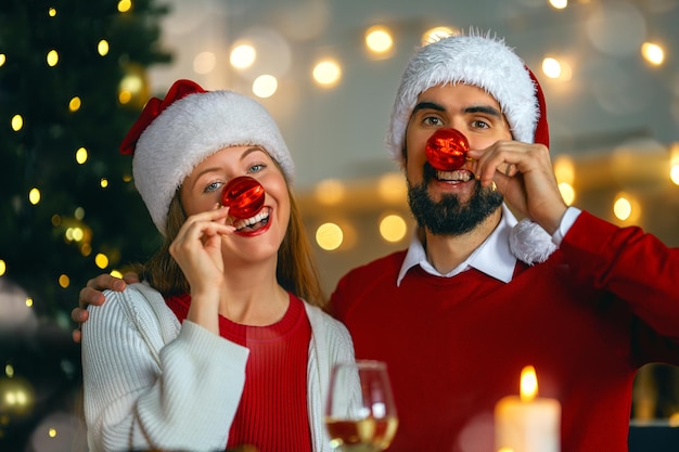 Casal está tendo o jantar de Natal