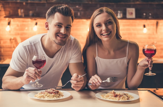 Casal está tendo um jantar romântico