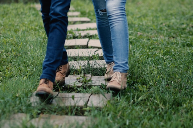 Casal estiloso em sapatos marrons no parque