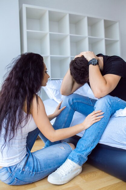 Casal estressado discutindo e tendo problemas de casamento