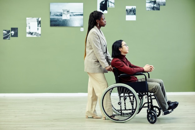 Casal etnicamente diverso na galeria de arte