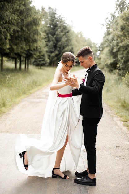 Casal europeu de noivos no dia do casamento