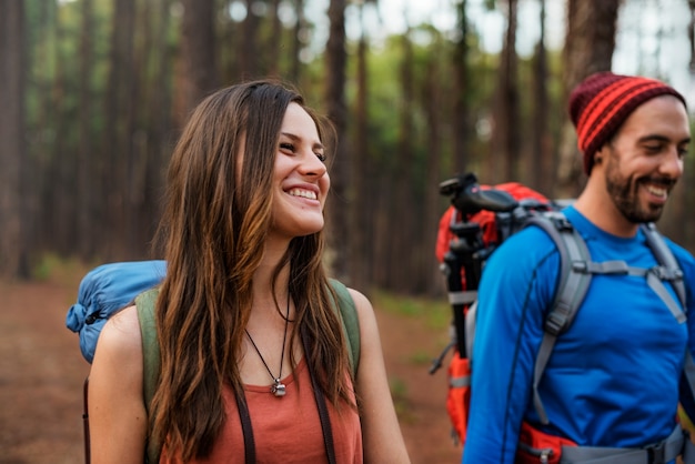 Casal, explorando o conceito de férias de viagem