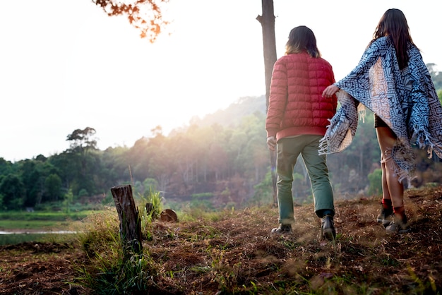 Foto casal, explorando o conceito de férias de viagem