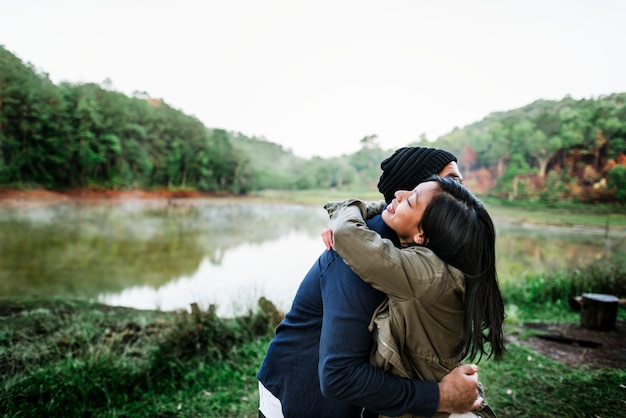 Casal, explorando o conceito de férias de viagem