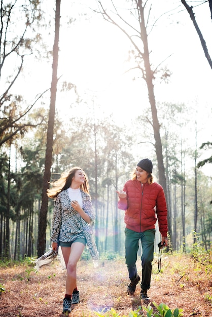 Casal, explorando o conceito de férias de viagem