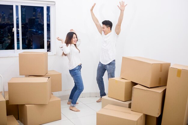 Casal expressando felicidade em um novo apartamento