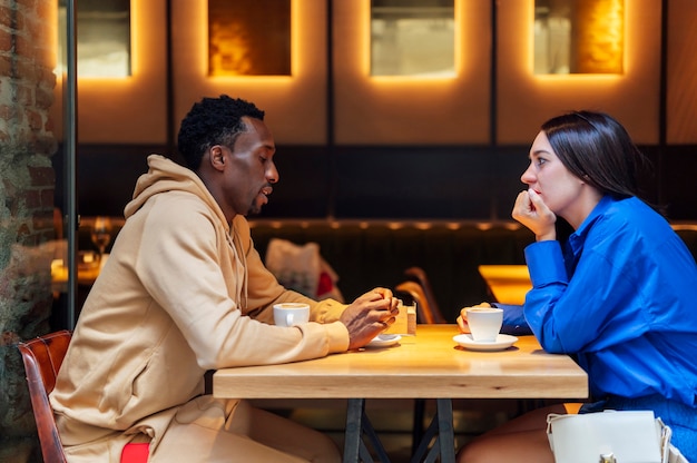 Casal falando sério em um café