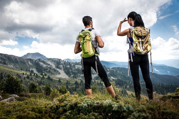 Casal fazendo caminhadas na montanha