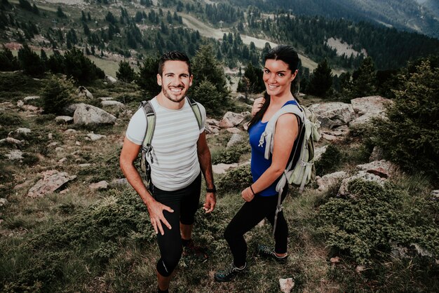 Casal fazendo caminhadas na montanha