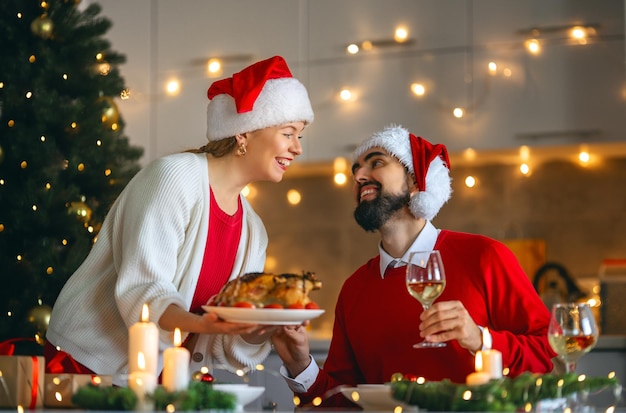 Casal fazendo ceia de natal