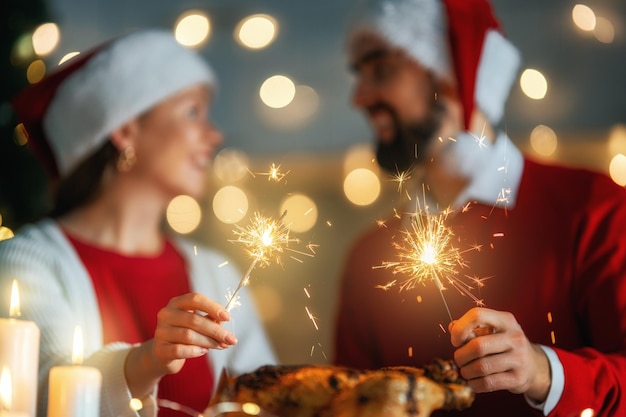 Casal fazendo ceia de natal